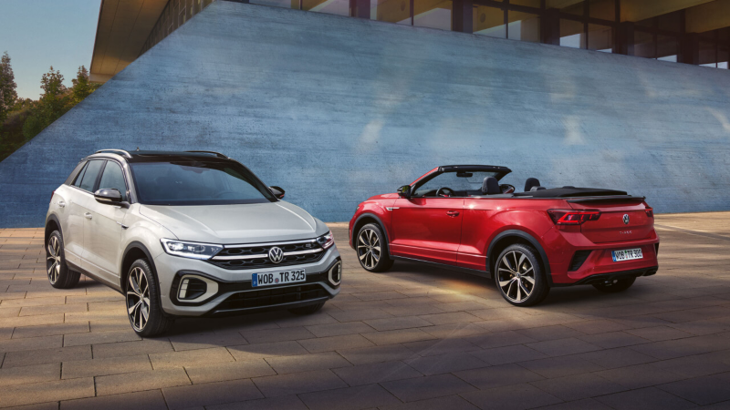 Una Volkswagen T-Roc y un T-Roc Cabrio aparcados, accesorios Volkswagen