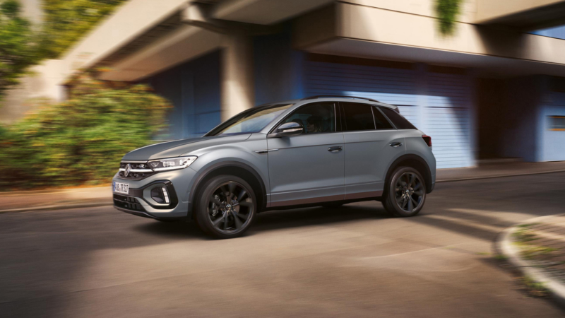 Un Volkswagen T-Roc gris circulando por la ciudad