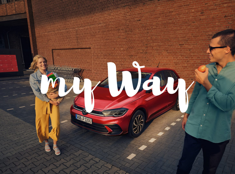 Una pareja junto un Volkswagen con la palabra My Way
