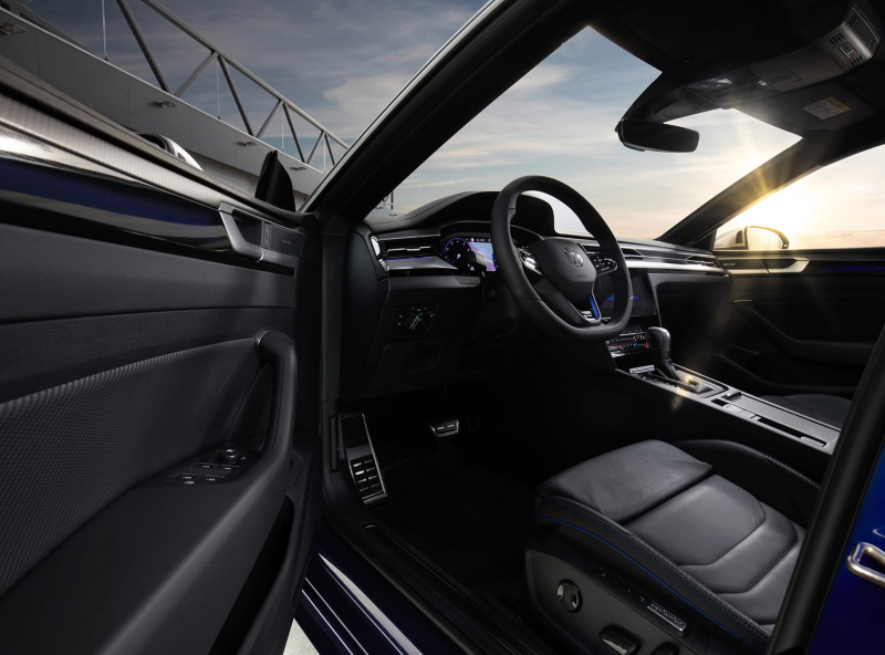 Vista interior Volkswagen Arteon desde la puerta del piloto abierta