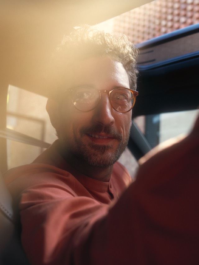 Hombre con gafas girándose sentado en el asiento del conductor de un Arteon Shooting Brake