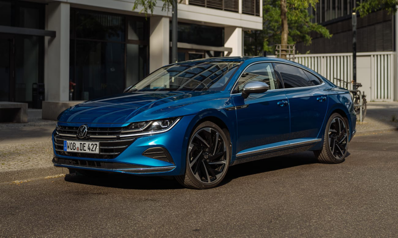 Volkswagen Arteon azul frente a una casa
