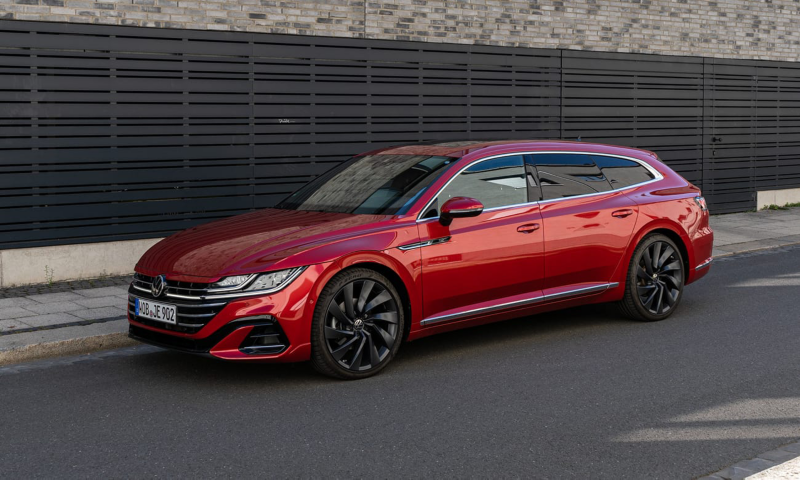 Volkswagen Arteon rojo frente a una pared