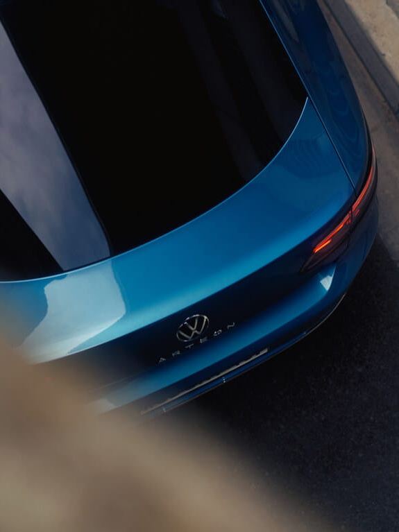 Vista desde arriba de la parte trasera de un Volkswagen Arteon azul aparcado en la calle