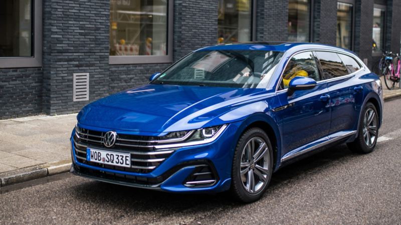 Volkswagen Arteon Shooting Brake híbrido enchufable azul aparcado en la calle