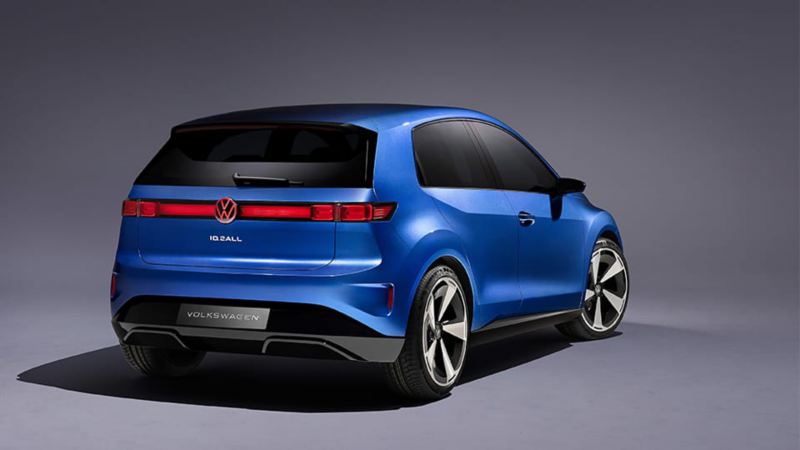 Render de un Volkswagen ID.2all azul visto desde atrás sobre un fondo gris