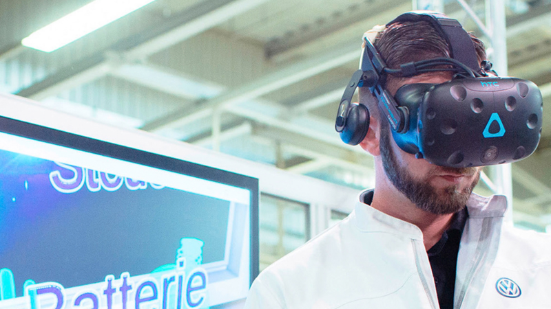 Un hombre con unas gafas de realidad virtual