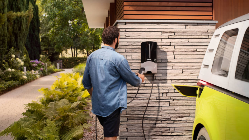 Hombre conectado una Volkswagen ID. Buzz a una Wallbox en casa