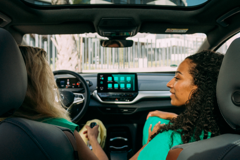 Dos chicas en los asientos de un coche vistas desde atrás