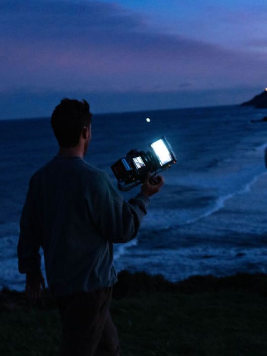 Una pareja en la playa de noche, The Roadcycled Wetsuit de Blue Banana