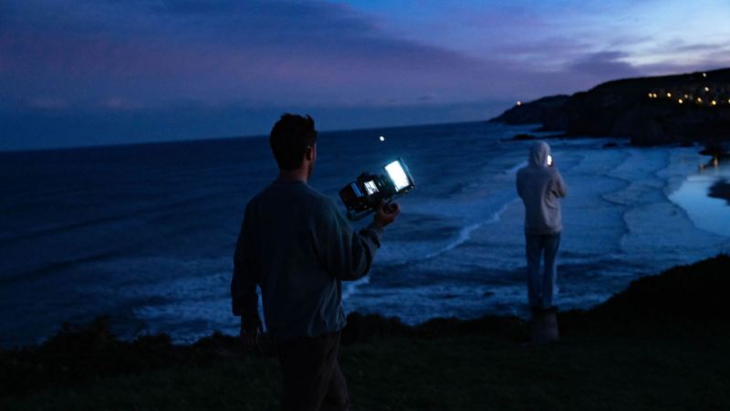 Una pareja en la playa de noche, The Roadcycled Wetsuit de Blue Banana