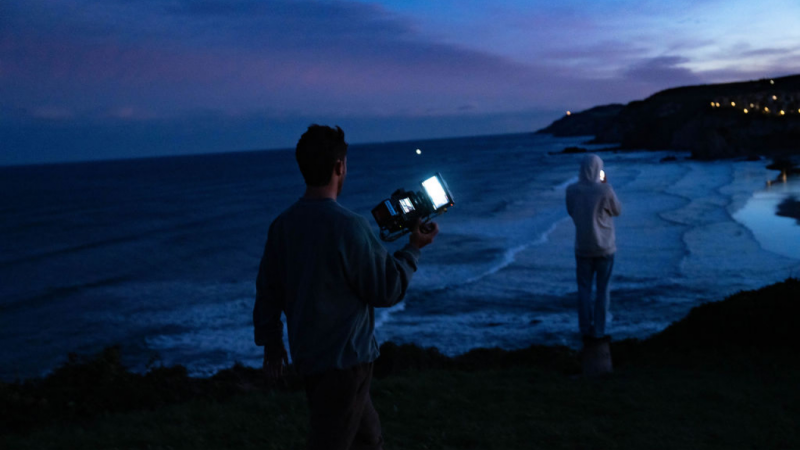 Una pareja en la playa de noche, The Roadcycled Wetsuit de Blue Banana