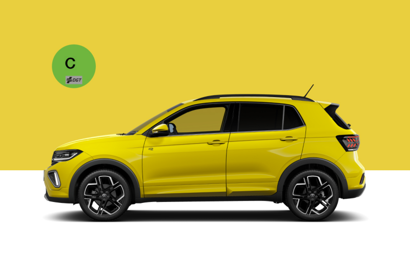 Volkswagen T-Cross amarillo visto de costado sobre un fondo de color