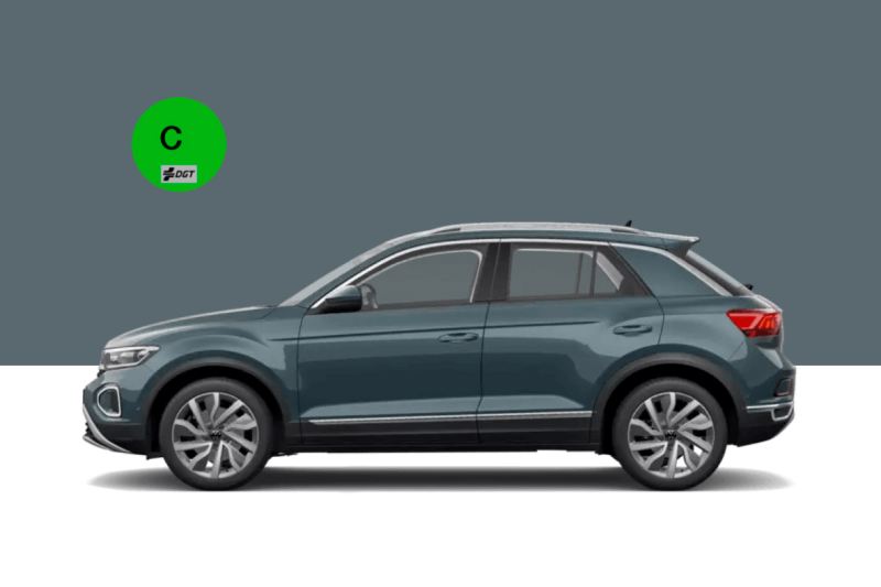 Volkswagen T-Roc verde visto de costado frente a un fondo plano