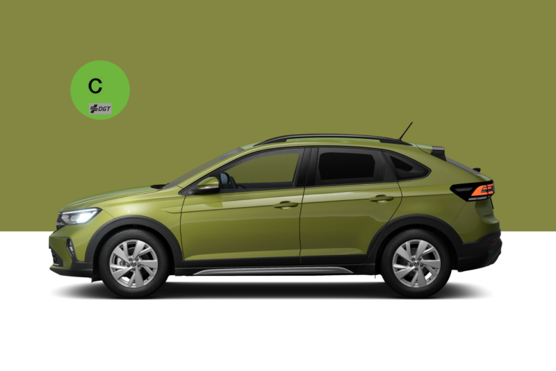 Volkswagen Taigo verde visto de costado sobre un fondo plano