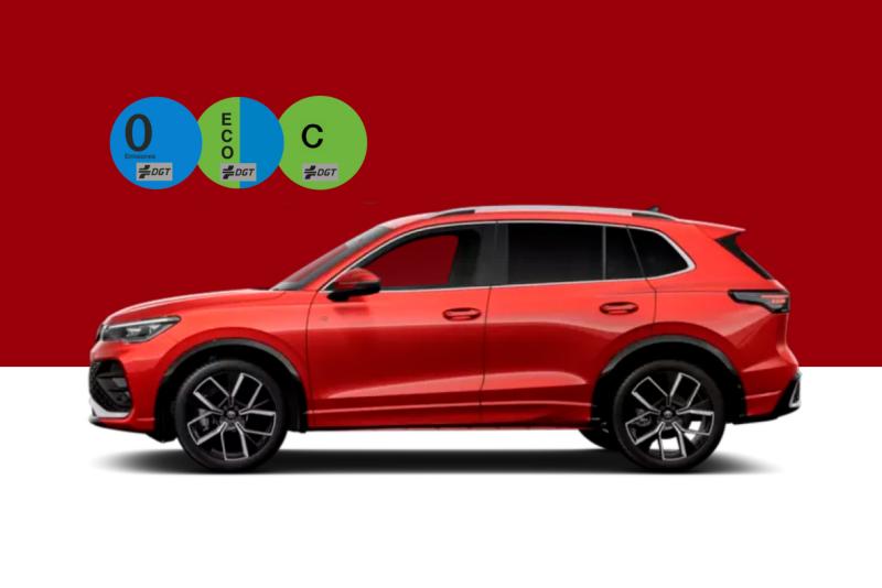 Volkswagen Tiguan color rojo visto de costado sobre un fondo plano