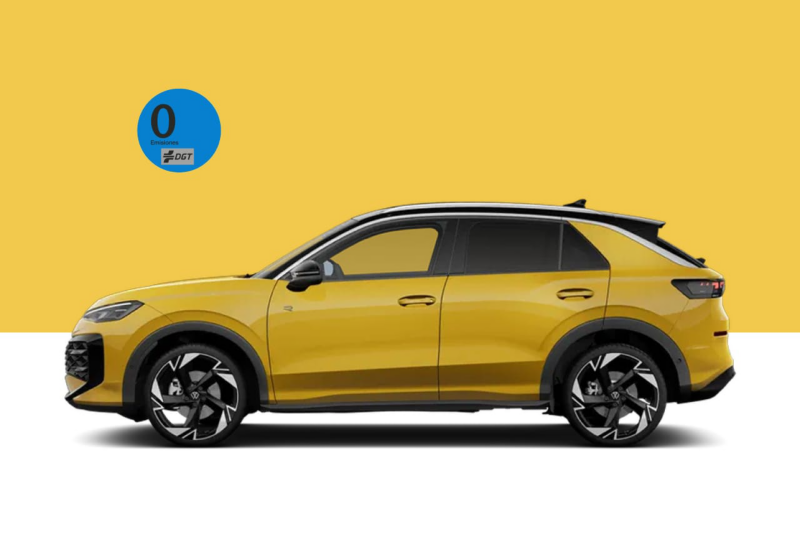Nuevo Volkswagen T-Roc amarillo visto de costado frente a un fondo plano con la etiqueta de Cero Emisiones