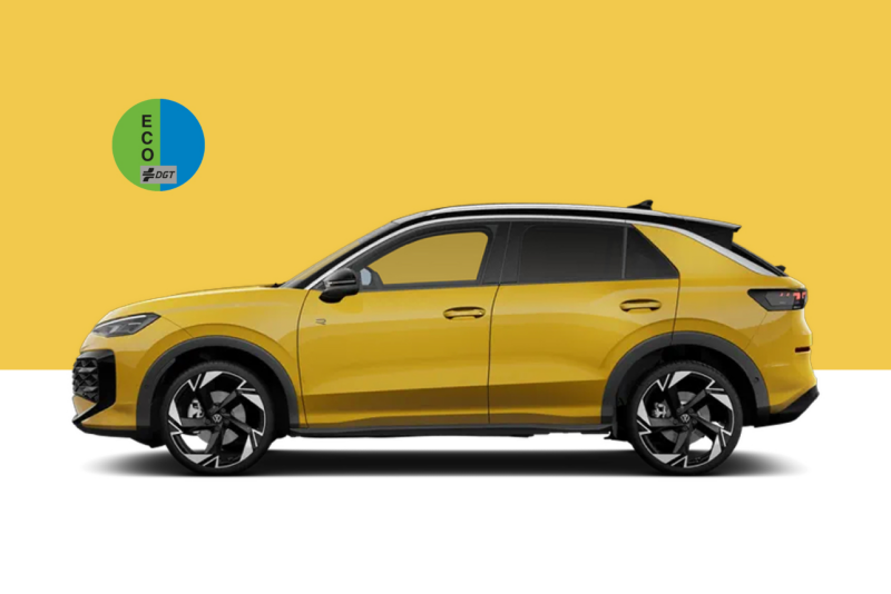 Nuevo Volkswagen T-Roc amarillo visto de costado frente a un fondo plano con la etiqueta de Cero Emisiones