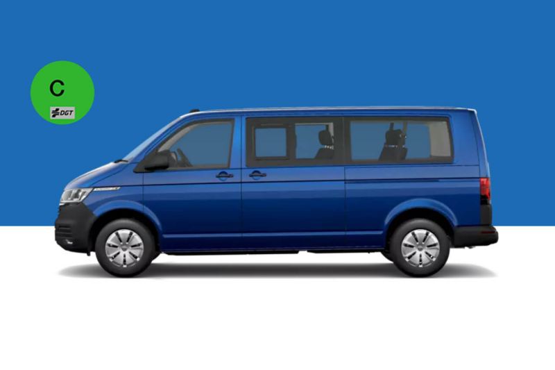 Volkswagen Caravelle de color azul vista lateral
