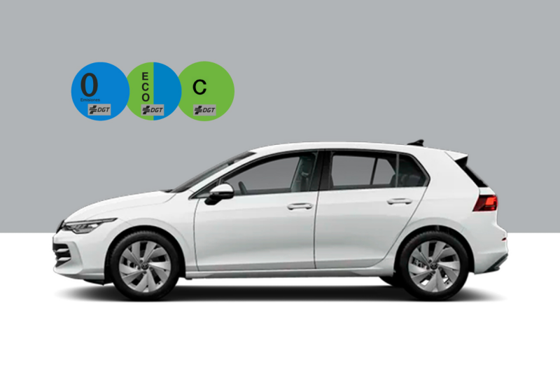 Volkswagen Golf blanco visto de costado frente a un fondo plano