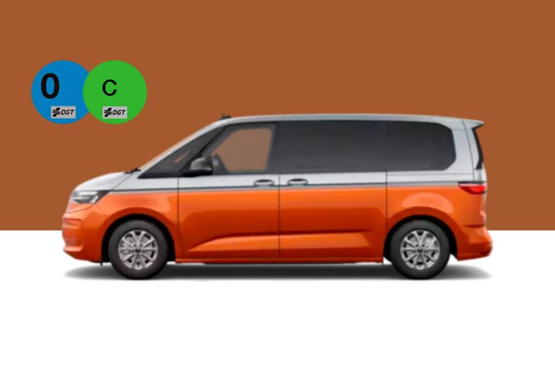 Volkswagen Multivan de color naranja y blanca vista lateral