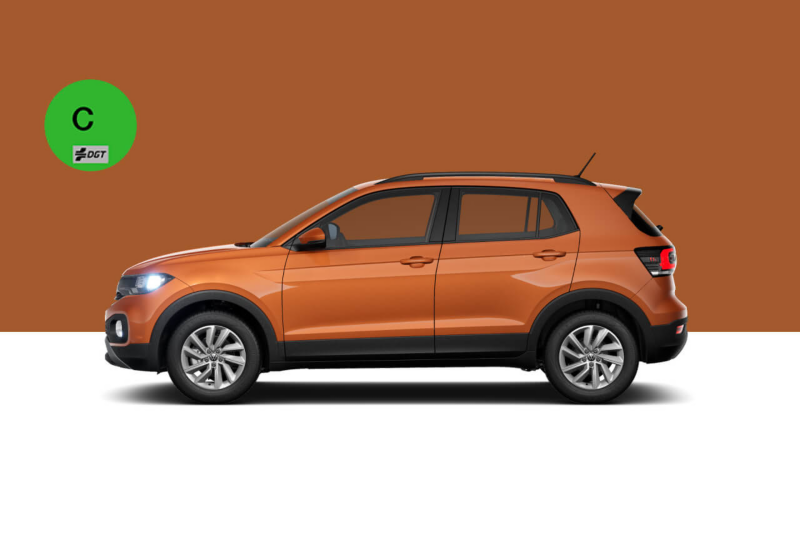 Volkswagen T-Cross naranja visto de costado con un fondo de color