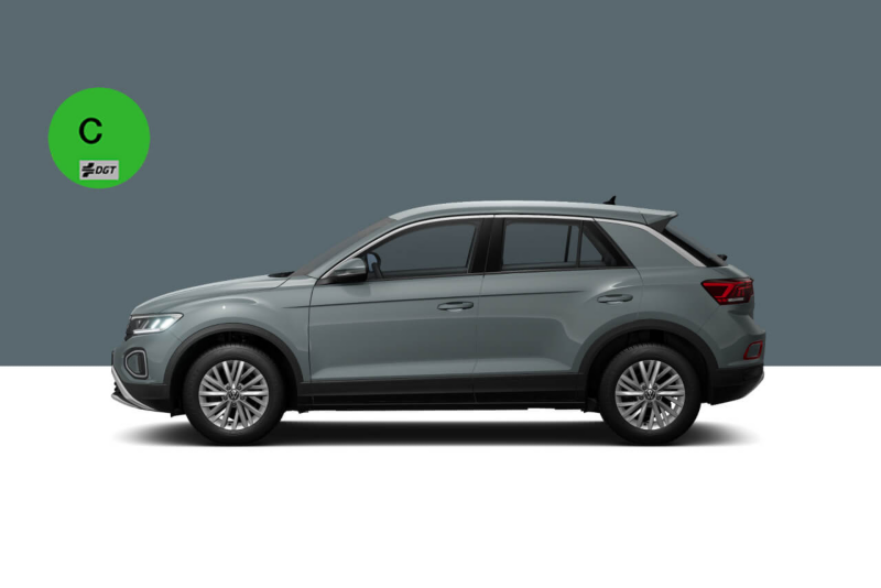 Volksvagen T-Roc gris visto de costado sobre un fondo plano