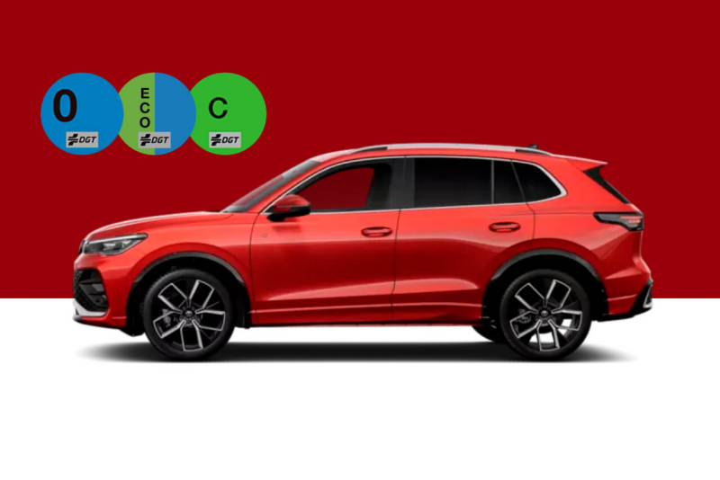 Una Volkswagen Tiguan rojo vista de costado