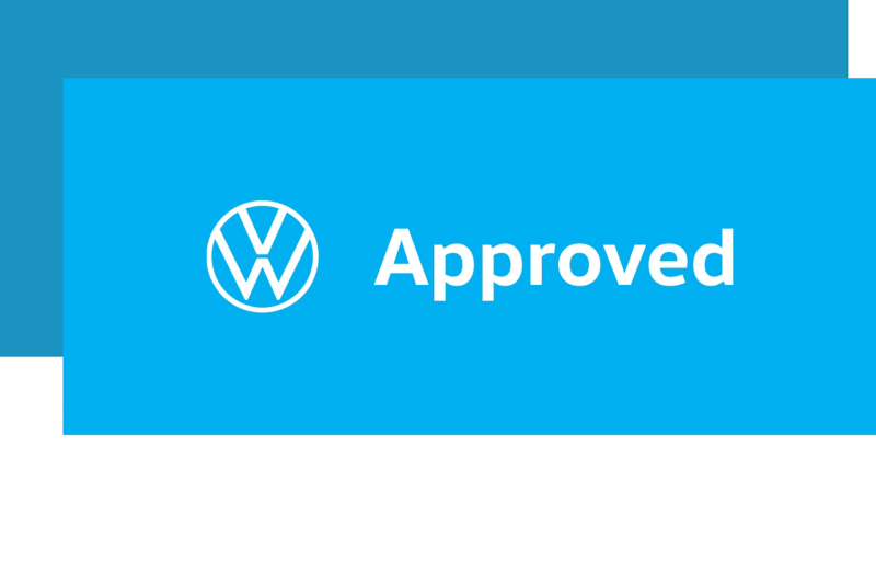 Logo de Volkswagen Approved sobre un fondo azul plano