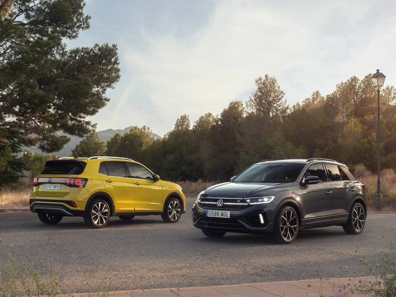 Dos coches Volkswagen estacionados en la calle