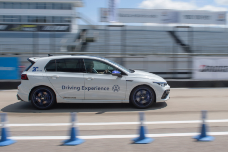 Un Volkswagen circulando por un circuito cerrado con el logo de driving experience