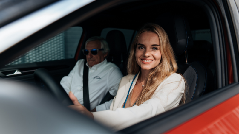 Dos personas en el interior de un Volkswagen