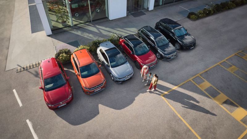 Una fila de coches Volkswagen vistos desde arriba