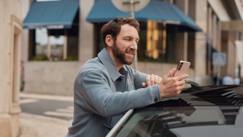 Un hombre con un smartphone