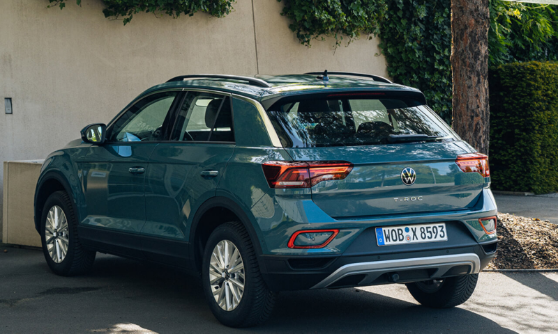 Un Volkswagen T-Roc de color verde agua estacionado en la calle