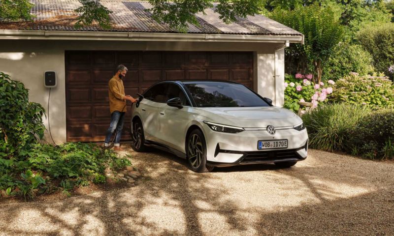 Un Volkswagen ID.3 estacionado fuera de una casa conectado a carga