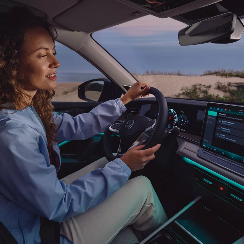 Vista interior chica conduciendo un Tayron