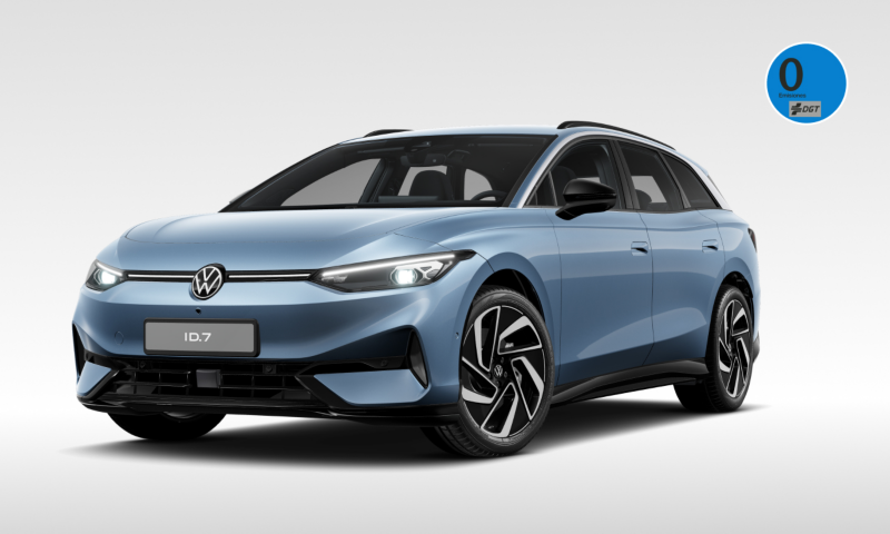 Un Volkswagen ID.7 Tourer de color azul vista tres cuartos