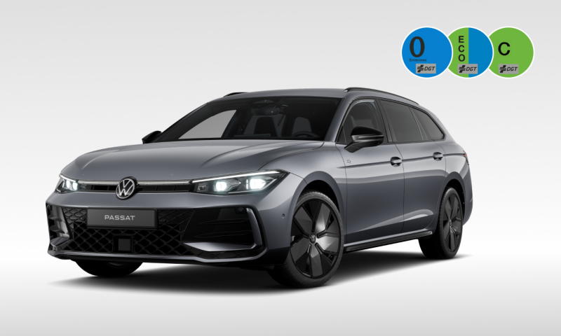 Un Volkswagen Passat de color gris vista tres cuartos