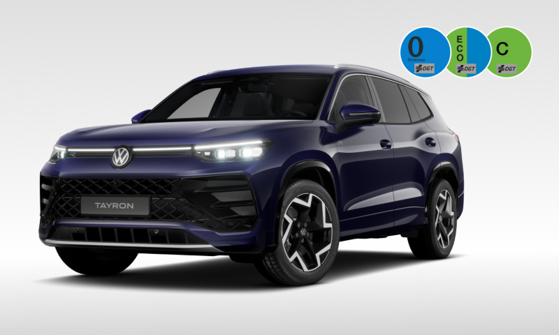 Un Volkswagen Tayron de color azul oscuro vista tres cuartos
