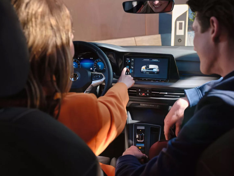 Una mujer y un hombre en el interior de un Volkswagen
