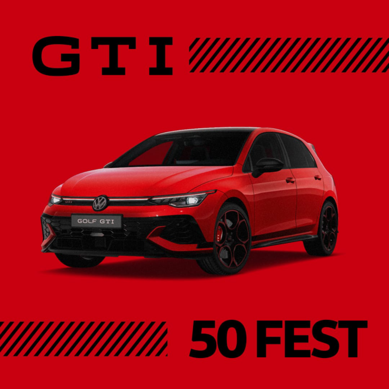 Un Golf GTI 50 FEST rojo sobre fondo rojo