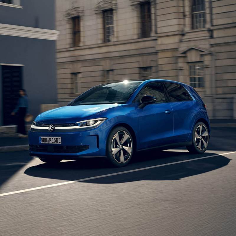 Un Volkswagen ID.Polo azul circulando por la ciudad