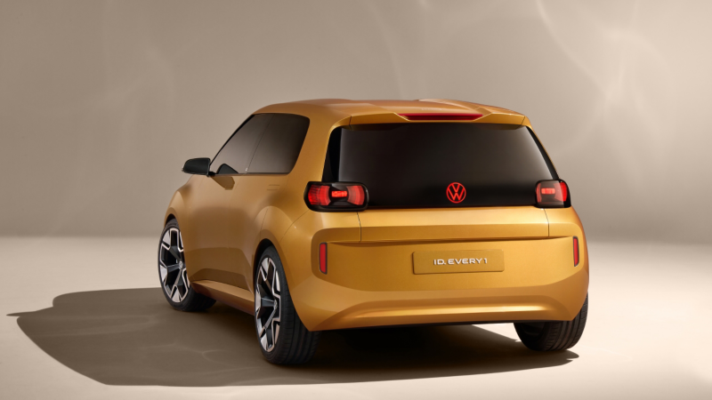 Vista trasera de un Volkswagen ID. Every1 de color mostaza