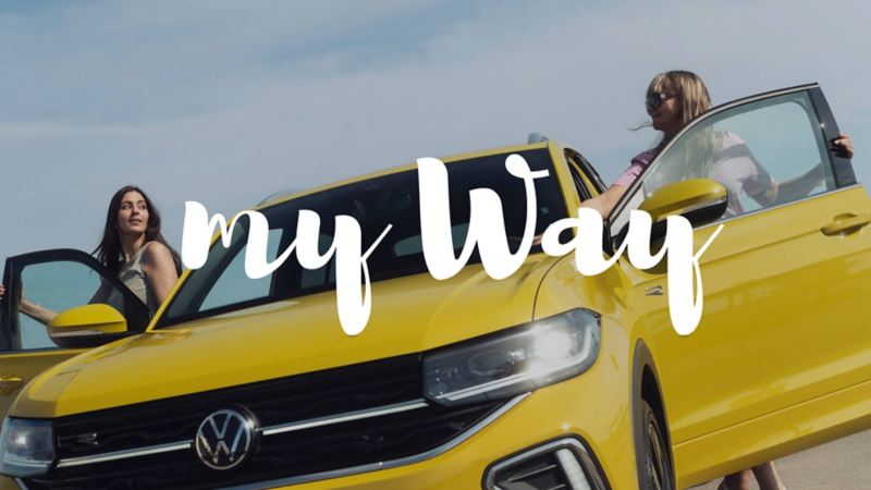 Un Volkswagen de color amarillo con el logo de My Way