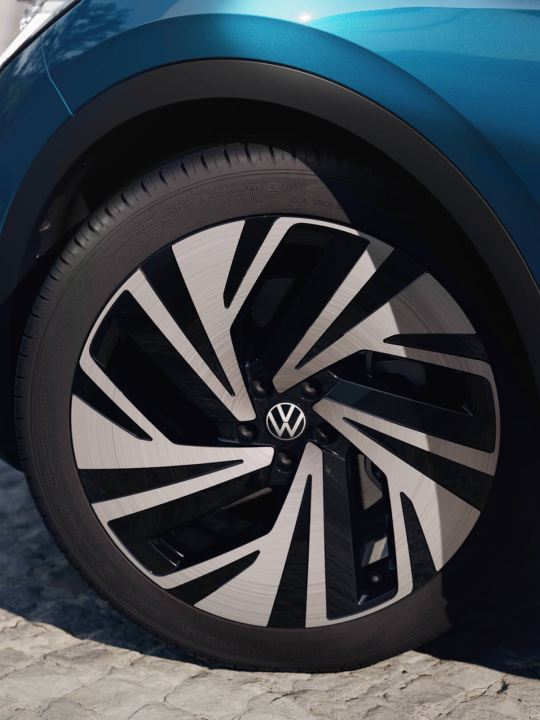 Detalle de las llantas de un Volkswagen ID.4 de color azul