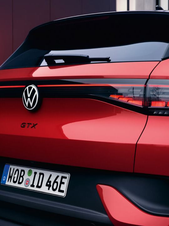 Detalle de la parte trasera de un Volkswagen ID.4 de color rojo