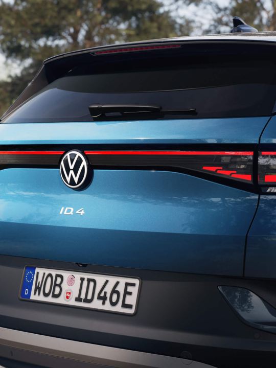 Vista de un Volkswagen ID.4 de color azul con vista trasera