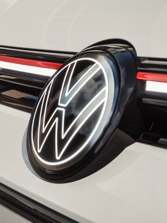 Vista delantera de un Volkswagen GTI con el detalle de la insignia