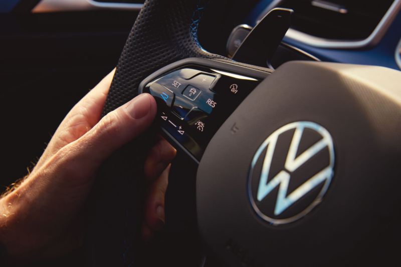 Detalle del volante de un Volkswagen R